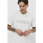 Bombažna kratka majica HUGO moški, bež barva - bež. Kratka majica iz kolekcije HUGO, izdelana iz pletenine z nalepko. Model iz izjemno udobne bombažne tkanine.