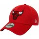 New Era kapa - rdeča. Baseball kapa iz kolekcije New Era. Model izdelan iz tkanine z uporabo.