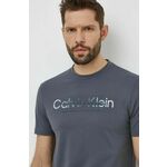 Bombažna kratka majica Calvin Klein moški, siva barva - siva. Kratka majica iz kolekcije Calvin Klein, izdelana iz tanke, elastične pletenine. Model iz zračne bombažne tkanine.