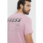 Bombažna kratka majica Guess moški, roza barva - roza. Kratka majica iz kolekcije Guess, izdelana iz tanke, elastične pletenine. Model iz izjemno udobne bombažne tkanine.