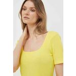 Kratka majica United Colors of Benetton ženski, rumena barva - rumena. Lahkotna kratka majica iz kolekcije United Colors of Benetton, izdelana iz rebraste pletenine. Model iz raztegljivega materiala, ki se prilega obliki.