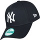 New Era kapa League Yankees - mornarsko modra. Kapa s šiltom vrste baseball iz kolekcije New Era. Model izdelan iz enobarvne tkanine z vstavki.