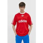 Kratka majica adidas Originals Adicolor Poly Tee moška, rdeča barva, IM9458 - rdeča. Ohlapna kratka majica iz kolekcije adidas Originals, izdelana iz tanke, elastične pletenine. Model iz izjemno udobne in zračne tkanine je idealen za toplejše...