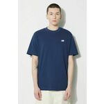 Bombažna kratka majica New Balance Small Logo moška, mornarsko modra barva, MT41509NNY - mornarsko modra. Kratka majica iz kolekcije New Balance, izdelana iz tanke, elastične pletenine. Model iz izjemno udobne bombažne tkanine, ki je zračna.