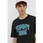 Bombažna kratka majica Tommy Jeans moška, črna barva, DM0DM18559 - črna. Kratka majica iz kolekcije Tommy Jeans, izdelana iz udobne pletenine. Model iz visokokakovostnega in trajnostnega materiala.