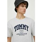 Bombažna kratka majica Tommy Jeans moška, siva barva, DM0DM18557 - siva. Kratka majica iz kolekcije Tommy Jeans, izdelana iz tanke, elastične pletenine. Model iz izjemno udobne bombažne tkanine, ki je zračna.