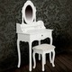 Greatstore Toaletna mizica z ogledalom in stolčkom bele barve