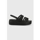 Sandali Crocs Brooklyn Strappy Low Wedge ženski, črna barva, 206751 - črna. Sandali iz kolekcije Crocs. Model je izdelan iz sintetičnega materiala. Model z mehkim, oblikovanim vložkom zagotavlja udobje.