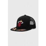 Kapa s šiltom Mitchell&amp;Ness NBA MIAMI HEAT črna barva - črna. Kapa s šiltom vrste snapback iz kolekcije Mitchell&amp;Ness. Model izdelan iz kombinacije različnih materialov.