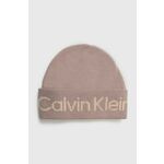 Kapa s primesjo volne Calvin Klein bež barva - bež. Kapa iz kolekcije Calvin Klein. Model izdelan iz pletenine z nalepko. Izjemno udoben material z visoko vsebnostjo viskoze.