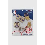 Priponke za otroške čevlje Crocs NBA LA Lakers 5-pack zlata barva - zlata. Sponke za obutev iz kolekcije Crocs. Model izdelan iz kombinacije kovine in plastike.